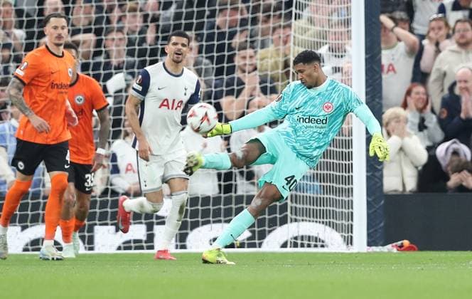 10.04.2025, xtgx, Fussball Europa League 1 4 Finale, Tottenham Hotspur - Eintracht Frankfurt v.l. Kaua Santos (Eintracht Frankfurt), James Maddison of Tottenham Hotspur (DFL DFB REGULATIONS PROHIBIT ANY USE OF PHOTOGRAPHS as IMAGE SEQUENCES and or QUASI-VIDEO) London