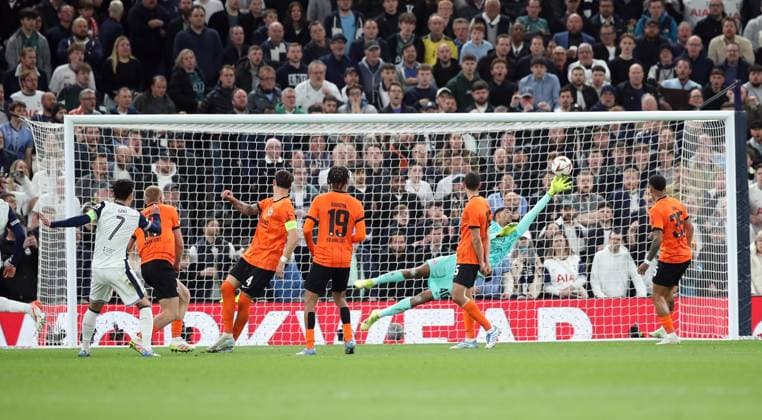 10.04.2025, xtgx, Fussball Europa League 1 4 Finale, Tottenham Hotspur - Eintracht Frankfurt v.l. Heung-Min Son of Tottenham Hotspur, Kaua Santos (Eintracht Frankfurt) (DFL DFB REGULATIONS PROHIBIT ANY USE OF PHOTOGRAPHS as IMAGE SEQUENCES and or QUASI-VIDEO) London