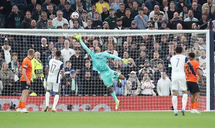 10.04.2025, xtgx, Fussball Europa League 1 4 Finale, Tottenham Hotspur - Eintracht Frankfurt v.l. Kaua Santos (Eintracht Frankfurt) (DFL DFB REGULATIONS PROHIBIT ANY USE OF PHOTOGRAPHS as IMAGE SEQUENCES and or QUASI-VIDEO) London