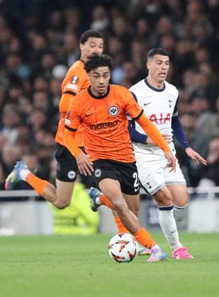 10.04.2025, xtgx, Fussball Europa League 1 4 Finale, Tottenham Hotspur - Eintracht Frankfurt v.l. Nathaniel Brown (Eintracht Frankfurt), Pedro Porro of Tottenham Hotspur (DFL DFB REGULATIONS PROHIBIT ANY USE OF PHOTOGRAPHS as IMAGE SEQUENCES and or QUASI-VIDEO) London