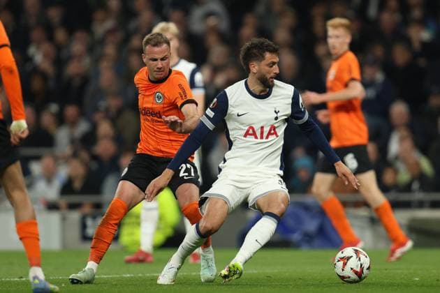 London, England, April 10th 2025: Rodrigo Bentancur of Tottenham Hotspur receives pressure from Mario Gotze of Eintracht Frankfurt during the UEFA Europa League match between Tottenham Hotspur and Eintracht Frankfurt at Tottenham Hotspur Stadium in London, England (Alexander Canillas SPP) Copyright: xAlexanderxCanillas SPPx spp-en-AlCa-9U2A9558