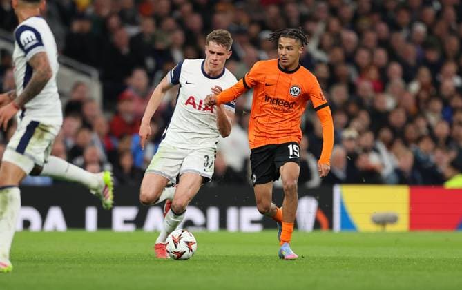 10.04.2025, Fussball UEFA Europa League Viertelfinale Hinspiel, Tottenham Hotspur - Eintracht Frankfurt, emonline, emspor, v.l., Micky van de Ven (Tottenham Hotspur), Jean-Matteo Bahoya (Eintracht Frankfurt) DFL DFB REGULATIONS PROHIBIT ANY USE OF PHOTOGRAPHS AS IMAGE SEQUENCES AND OR QUASI-VIDEO. xdcx Copyright: HMBxMedia Claus