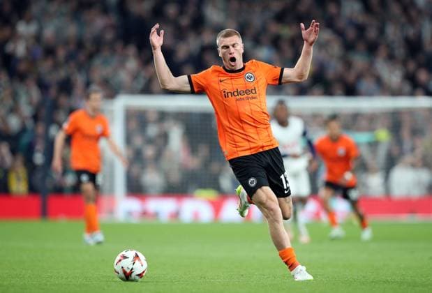 10.04.2025, xtgx, Fussball Europa League 1 4 Finale, Tottenham Hotspur - Eintracht Frankfurt v.l. Rasmus Kristensen (Eintracht Frankfurt) gibt Anweisungen, gestikuliert, mit den Armen gestikulieren gives instructions, gesticulate (DFL DFB REGULATIONS PROHIBIT ANY USE OF PHOTOGRAPHS as IMAGE SEQUENCES and or QUASI-VIDEO) London
