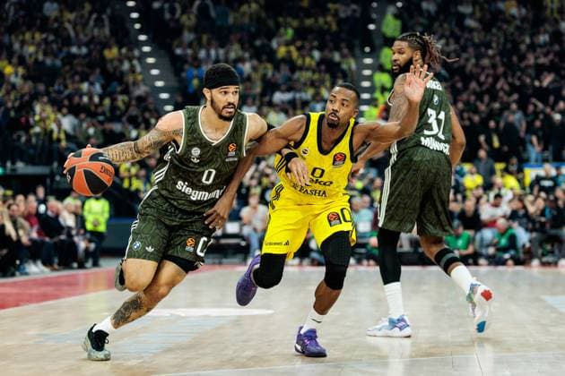 Sport Themen der Woche KW15 Sport Bilder des Tages Turkish Airlines EuroLeague: FC Bayern München - Fenerbahce Beko Istanbul; 10.04.2025 Nick Weiler-Babb (FC Bayern München, 0) am Ball, Errick McCollum (Fenerbahce Beko Istanbul, 0) Turkish Airlines EuroLeague: FC Bayern München - Fenerbahce Beko Istanbul, München, SAP Garden am 10.04.2025 *** Turkish Airlines EuroLeague FC Bayern Munich Fenerbahce Beko Istanbul 10 04 2025 Nick Weiler Babb FC Bayern Munich, 0 on the ball, Errick McCollum Fenerbahce Beko Istanbul, 0 Turkish Airlines EuroLeague FC Bayern Munich Fenerbahce Beko Istanbul, Munich, SAP Garden on 10 04 2025 Copyright: xBEAUTIFULxSPORTS Wunderlx