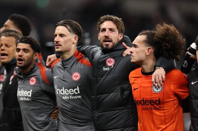10.04.2025, Fussball UEFA Europa League Viertelfinale Hinspiel, Tottenham Hotspur - Eintracht Frankfurt, emonline, emspor, v.l., Robin Koch (Eintracht Frankfurt), Torwart Kevin Trapp (Eintracht Frankfurt) bei den Fans DFL DFB REGULATIONS PROHIBIT ANY USE OF PHOTOGRAPHS AS IMAGE SEQUENCES AND OR QUASI-VIDEO. xdcx Copyright: HMBxMedia Claus