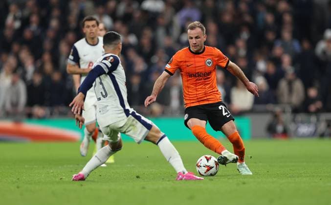 10.04.2025, Fussball UEFA Europa League Viertelfinale Hinspiel, Tottenham Hotspur - Eintracht Frankfurt, emonline, emspor, v.l., Pedro Porro (Tottenham Hotspur), Mario Götze (Eintracht Frankfurt) DFL DFB REGULATIONS PROHIBIT ANY USE OF PHOTOGRAPHS AS IMAGE SEQUENCES AND OR QUASI-VIDEO. xdcx Copyright: HMBxMedia Claus