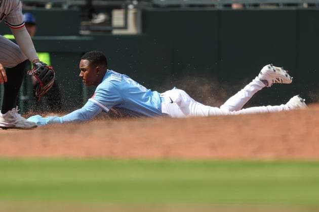 MLB, Baseball Herren, USA 2025: Twins Vs Royals APR 10 April 10, 2025: Kansas City Royals shortstop Tyler Tolbert (2) goes from first to third safely after a bad throw from Minnesota Twins relief pitcher Louis Varland (37) to first base during the eighth inning of an MLB baseball game at Kauffman Stadium in Kansas City, MO. David Smith CSM (Credit Image: Â David Smith Cal Media) Kansas City Mo United States of America EDITORIAL USE ONLY Copyright: xx ZUMA-20250410_zma_c04_028.jpg DavidxSmithx csmphotothree374645