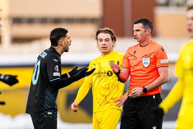 250410 Mattia Zaccagni of Lazio and Michael Oliver, referee, during the UEFA Europa League quarter-final football match between Bodo Glimt and Lazio on April 10, 2025 in Bodo. Photo: Marius Simensen BILDBYRAN COP 238 bbeng bodo bodo glimt football fotball fotboll kvartfinale lazio quarter-final soccer uefa europa league Copyright: MARIUSxSIMENSEN BB250410ZJ022