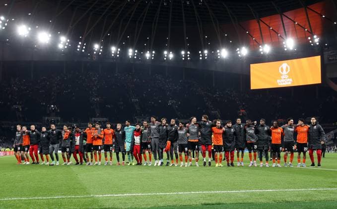 Sport Bilder des Tages 10.04.2025, xtgx, Fussball Europa League 1 4 Finale, Tottenham Hotspur - Eintracht Frankfurt v.l. Kaua Santos (Eintracht Frankfurt), Hugo Ekitike (Eintracht Frankfurt) und Team bedankt bedanken sich bei den Fans (DFL DFB REGULATIONS PROHIBIT ANY USE OF PHOTOGRAPHS as IMAGE SEQUENCES and or QUASI-VIDEO) London