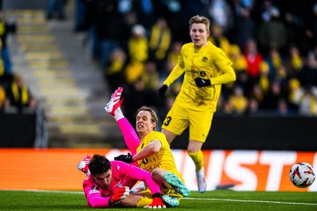 250410 Ulrik Saltnes of Bodo Glimt missing a chance to score on goalkeeper Christos Mandas of Lazio during the UEFA Europa League quarter-final football match between Bodo Glimt and Lazio on April 10, 2025 in Bodo. Photo: Marius Simensen BILDBYRAN COP 238 bbeng bodo bodo glimt football fotball fotboll kvartfinale lazio quarter-final soccer uefa europa league Copyright: MARIUSxSIMENSEN BB250410ZV019