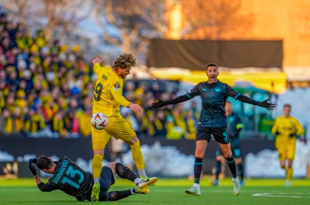 UEFA Europa League 24 25, quarterfinal, 1 match, Bodo Glimt Lazio 2 0 Bodo 20250410 Bodo Glimts Kasper Hogh and Lazios Alessio Romagnoli during the first UEFA Europa League quarterfinal football match between Bodo Glimt and Lazio at Aspmyra Stadium in Bodo Photo Lise Aserud NTB Bodo Norge EDITORIAL USE ONLY RESTRICTED USE FOR BETTING COMPANIES  Copyright: xx