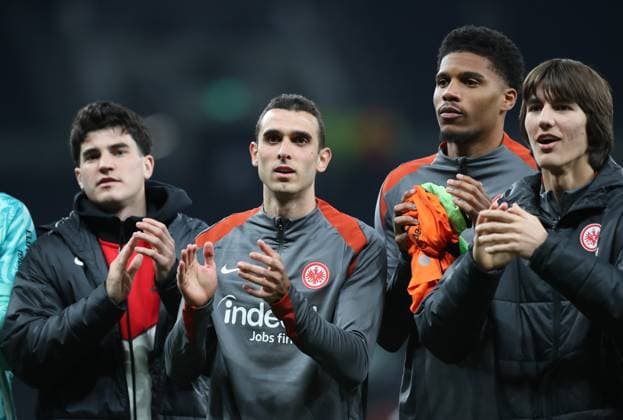10.04.2025, xtgx, Fussball Europa League 1 4 Finale, Tottenham Hotspur - Eintracht Frankfurt v.l. Krisztian Lisztes (Eintracht Frankfurt), Ellyes Skhiri (Eintracht Frankfurt), Aurele Amenda (Eintracht Frankfurt), Amil Siljevic (Eintracht Frankfurt) bedankt bedanken sich bei den Fans (DFL DFB REGULATIONS PROHIBIT ANY USE OF PHOTOGRAPHS as IMAGE SEQUENCES and or QUASI-VIDEO) London