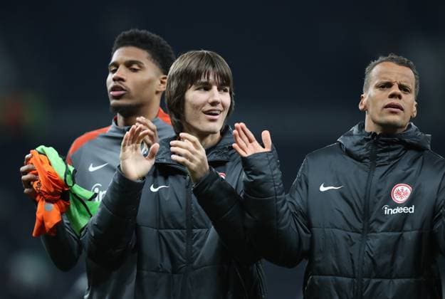 10.04.2025, xtgx, Fussball Europa League 1 4 Finale, Tottenham Hotspur - Eintracht Frankfurt v.l. Aurele Amenda (Eintracht Frankfurt), Amil Siljevic (Eintracht Frankfurt), Timothy Chandler (Eintracht Frankfurt) bedankt bedanken sich bei den Fans (DFL DFB REGULATIONS PROHIBIT ANY USE OF PHOTOGRAPHS as IMAGE SEQUENCES and or QUASI-VIDEO) London