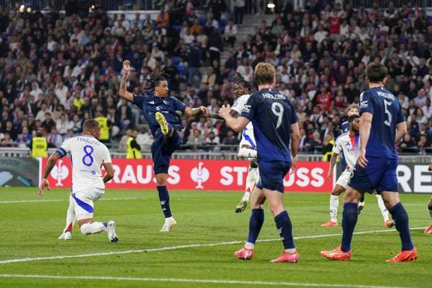 Olympique Lyonnais v Manchester United, ManU FC Manchester United defender Leny Yoro (15) scores a GOAL 1-1 and celebrates during the Olympique Lyonnais v Manchester United FC UEFA Europa League Quarter-Final 1st leg match at the OL Stadium, Lyon, France on 10 April 2025 Credit: Eleanor Hoad Every Second Media Editorial use only. All images are copyright Every Second Media Limited. No images may be reproduced without prior permission. Copyright: xIMAGO EveryxSecondxMediax ESM-1409-0046 EleanorxHoadx xEveryxSecondxMediax