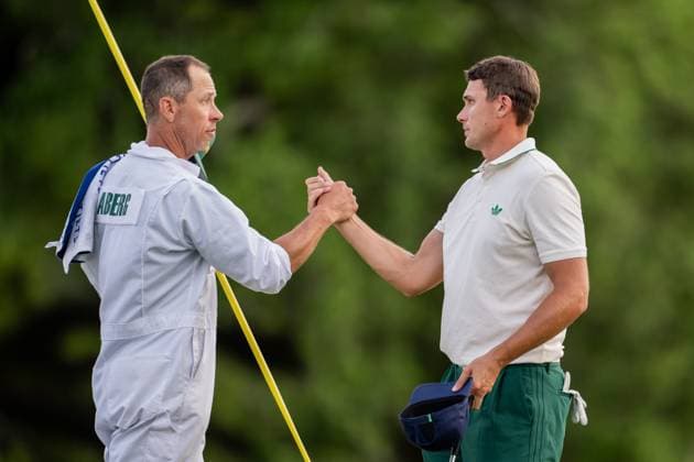 250410 Ludvig Aberg of Sweden with his caddie Joe Skovron on the 18th green after the first round of the 2025 Masters Golf Tournament on April 10, 2025 in Augusta. Photo: Petter Arvidson BILDBYRAN kod PA PA1007 bbeng golf masters the masters augusta us masters sverige jubel Copyright: PETTERxARVIDSON BB250410PA143