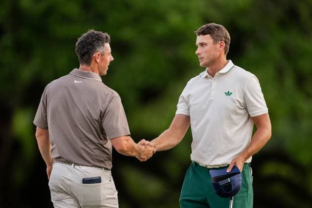 250410 Rory McIlroy of Northern Ireland and Ludvig Aberg of Sweden on the 18th green after the first round of the 2025 Masters Golf Tournament on April 10, 2025 in Augusta. Photo: Petter Arvidson BILDBYRAN kod PA PA1007 bbeng golf masters the masters augusta us masters sverige Copyright: PETTERxARVIDSON BB250410PA144