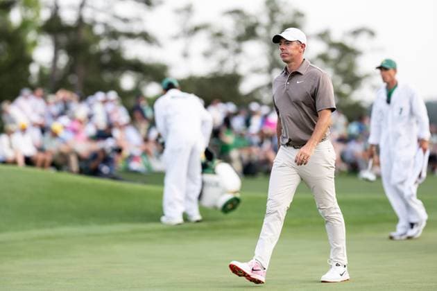250410 Rory McIlroy of Northern Ireland walks of the 18th green after the first round of the 2025 Masters Golf Tournament on April 10, 2025 in Augusta. Photo: Petter Arvidson BILDBYRAN kod PA PA1007 bbeng golf masters the masters augusta us masters depp Copyright: PETTERxARVIDSON BB250410PA145