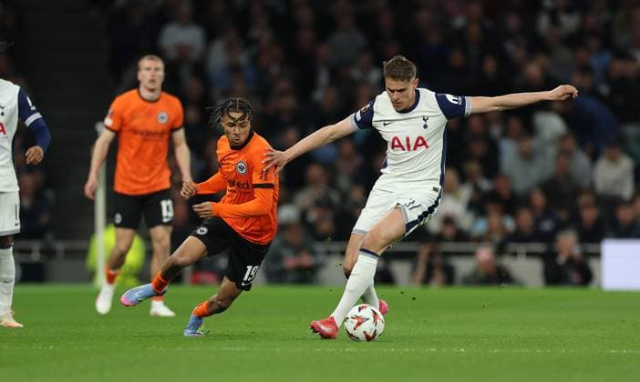 10.04.2025, Fussball UEFA Europa League Viertelfinale Hinspiel, Tottenham Hotspur - Eintracht Frankfurt, emonline, emspor, v.l., Jean-Matteo Bahoya (Eintracht Frankfurt), Micky van de Ven (Tottenham Hotspur) DFL DFB REGULATIONS PROHIBIT ANY USE OF PHOTOGRAPHS AS IMAGE SEQUENCES AND OR QUASI-VIDEO. xdcx Copyright: HMBxMedia Claus