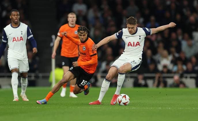 10.04.2025, Fussball UEFA Europa League Viertelfinale Hinspiel, Tottenham Hotspur - Eintracht Frankfurt, emonline, emspor, v.l., Jean-Matteo Bahoya (Eintracht Frankfurt), Micky van de Ven (Tottenham Hotspur) DFL DFB REGULATIONS PROHIBIT ANY USE OF PHOTOGRAPHS AS IMAGE SEQUENCES AND OR QUASI-VIDEO. xdcx Copyright: HMBxMedia Claus