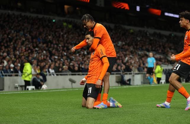10.04.2025, Fussball UEFA Europa League Viertelfinale Hinspiel, Tottenham Hotspur - Eintracht Frankfurt, emonline, emspor, v.l., Torjubel zum 0:1 durch Hugo Ekitike (Eintracht Frankfurt), Jean-Matteo Bahoya (Eintracht Frankfurt), Goal celebration, celebrate the goal DFL DFB REGULATIONS PROHIBIT ANY USE OF PHOTOGRAPHS AS IMAGE SEQUENCES AND OR QUASI-VIDEO. xdcx Copyright: HMBxMedia Claus
