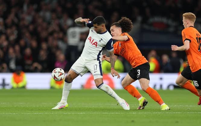 10.04.2025, Fussball UEFA Europa League Viertelfinale Hinspiel, Tottenham Hotspur - Eintracht Frankfurt, emonline, emspor, v.l., Cristian Romero (Tottenham Hotspur), Arthur Theate (Eintracht Frankfurt) DFL DFB REGULATIONS PROHIBIT ANY USE OF PHOTOGRAPHS AS IMAGE SEQUENCES AND OR QUASI-VIDEO. xdcx Copyright: HMBxMedia Claus