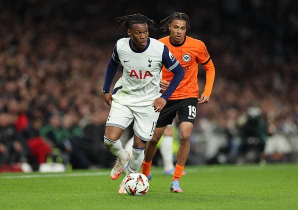 10.04.2025, Fussball UEFA Europa League Viertelfinale Hinspiel, Tottenham Hotspur - Eintracht Frankfurt, emonline, emspor, v.l., Destiny Udogie (Tottenham Hotspur), Jean-Matteo Bahoya (Eintracht Frankfurt) DFL DFB REGULATIONS PROHIBIT ANY USE OF PHOTOGRAPHS AS IMAGE SEQUENCES AND OR QUASI-VIDEO. xdcx Copyright: HMBxMedia Claus