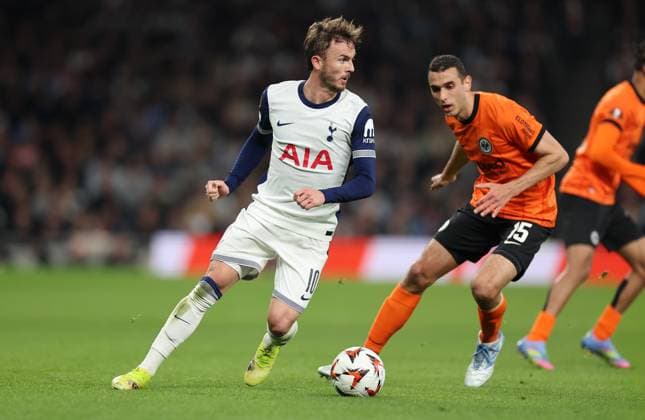 10.04.2025, Fussball UEFA Europa League Viertelfinale Hinspiel, Tottenham Hotspur - Eintracht Frankfurt, emonline, emspor, v.l., James Maddison (Tottenham Hotspur), Ellyes Skhiri (Eintracht Frankfurt) DFL DFB REGULATIONS PROHIBIT ANY USE OF PHOTOGRAPHS AS IMAGE SEQUENCES AND OR QUASI-VIDEO. xdcx Copyright: HMBxMedia Claus