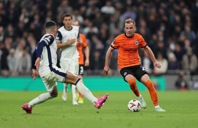 10.04.2025, Fussball UEFA Europa League Viertelfinale Hinspiel, Tottenham Hotspur - Eintracht Frankfurt, emonline, emspor, v.l., Pedro Porro (Tottenham Hotspur), Mario Götze (Eintracht Frankfurt) DFL DFB REGULATIONS PROHIBIT ANY USE OF PHOTOGRAPHS AS IMAGE SEQUENCES AND OR QUASI-VIDEO. xdcx Copyright: HMBxMedia Claus