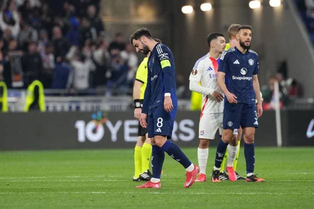 Bruno Fernandes of Man Utd looks disappointed at the final whistle after his side concedes a last minute equaliser Olympique Lyonnais v Manchester United, ManU UEFA Europa League, Quarter Final, First Leg, Football, Groupama Stadium, Lyon, France - 10 Apr 2025 EDITORIAL USE ONLY No use with unauthorised audio, video, data, fixture lists, club league logos or live services. Online in-match use limited to 120 images, no video emulation. No use in betting, games or single club league player publications. Copyright: xDavexWinter Shutterstockx 15243617di
