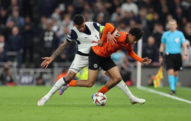 10.04.2025, Fussball UEFA Europa League Viertelfinale Hinspiel, Tottenham Hotspur - Eintracht Frankfurt, emonline, emspor, v.l., Cristian Romero (Tottenham Hotspur), Nathaniel Brown (Eintracht Frankfurt) DFL DFB REGULATIONS PROHIBIT ANY USE OF PHOTOGRAPHS AS IMAGE SEQUENCES AND OR QUASI-VIDEO. xdcx Copyright: HMBxMedia Claus