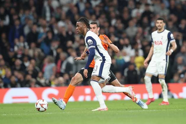 10.04.2025, xtgx, Fussball UEFA Europa League, Tottenham Hotspur - Eintracht Frankfurt, v.l. Destiny Udogie (Tottenham, 13), Ellyes Shkiri (Frankfurt, 15) (DFL DFB REGULATIONS PROHIBIT ANY USE OF PHOTOGRAPHS as IMAGE SEQUENCES and or QUASI-VIDEO) London
