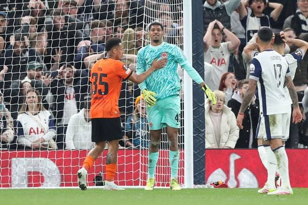 10.04.2025, xtgx, Fussball UEFA Europa League, Tottenham Hotspur - Eintracht Frankfurt, v.l. Tuta (Frankfurt, 35), Kaua Santos (Frankfurt, 40) Jubel nach Parade, haelt den Ball, faengt den Ball, pariert (DFL DFB REGULATIONS PROHIBIT ANY USE OF PHOTOGRAPHS as IMAGE SEQUENCES and or QUASI-VIDEO) London