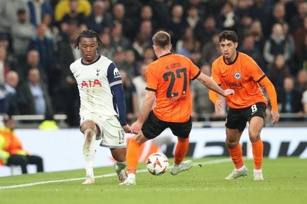 10.04.2025, xtgx, Fussball UEFA Europa League, Tottenham Hotspur - Eintracht Frankfurt, v.l. Destiny Udogie (Tottenham, 13), Mario Goetze (Götze, Frankfurt, 27) (DFL DFB REGULATIONS PROHIBIT ANY USE OF PHOTOGRAPHS as IMAGE SEQUENCES and or QUASI-VIDEO) London
