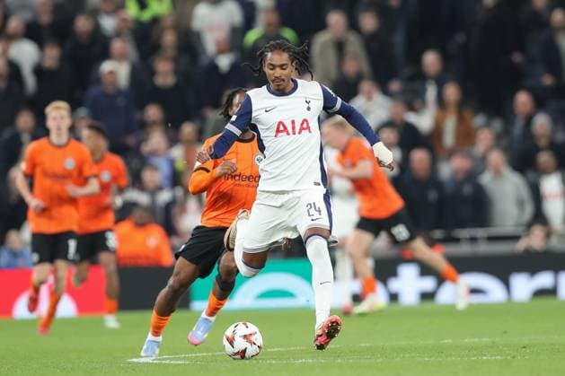 10.04.2025, xtgx, Fussball UEFA Europa League, Tottenham Hotspur - Eintracht Frankfurt, v.l. Djed Spence (Tottenham, 24) (DFL DFB REGULATIONS PROHIBIT ANY USE OF PHOTOGRAPHS as IMAGE SEQUENCES and or QUASI-VIDEO) London