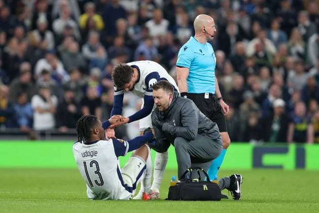 Destiny Udogie of Tottenham Hotspur on the floor injured being checked up by team medics Tottenham Hotspur v Eintracht Frankfurt, Football, UEFA Europa League, Tottenham Hotspur Stadium, London, UK - 10 04 2025 Editorial use only  Copyright: xAnthonyxHanc Shutterstockx 15247844bt