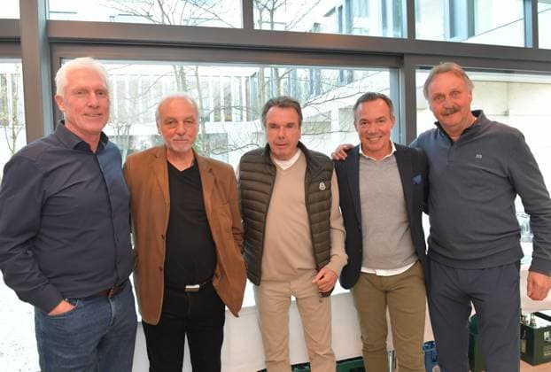 10.04.2025, GER, Fussball, Regionalliga West, Saison 2024 2025, Volksbank Ostwestfalen, Friedrich-Ebert-Straße, Gütersloh FC Gütersloh - Sponsorenabend in der Volksbank in Ostwestfalen Rob Reekers (Sportlicher Leiter FC Gütersloh, links), Rüdiger Abramczik (ehemaliger deutscher Fußballspieler u. -trainer, Zweiter v.L.), Heribert Bruchhagen (ehemaliger deutscher Fußballfunktionär, Fußballspieler und -trainer, Mitte), Thomas Hagedorn (Hauptsponsor FC Gütersloh, 4.ter v.L.) und Peter Neururer (ehemaliger deutscher Fußballtrainer und Funktionär, links), und, Aktion, Einzelbild, Quer, Mimik, Gestik *** 10 04 2025, GER, Football, Regionalliga West, Season 2024 2025, Volksbank Ostwestfalen, Friedrich Ebert Straße, Gütersloh FC Gütersloh Sponsors Evening at the Volksbank in Ostwestfalen Rob Reekers Sporting Director FC Gütersloh, left , Rüdiger Abramczik former German soccer player and coach, Second from L , Heribert Bruchhagen former German soccer official, soccer player and coach, center , Thomas Hagedorn main sponsor FC Gütersloh, 4th from L and Peter Neururer former German soccer coach and official, left , and, action, single image, landscape, facial expressions, gestures