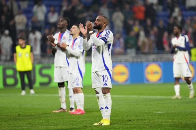 Alexandre Lacazette of Lyon applauds the fans Olympique Lyonnais v Manchester United, ManU UEFA Europa League, Quarter Final, First Leg, Football, Groupama Stadium, Lyon, France - 10 Apr 2025 EDITORIAL USE ONLY No use with unauthorised audio, video, data, fixture lists, club league logos or live services. Online in-match use limited to 120 images, no video emulation. No use in betting, games or single club league player publications. Copyright: xDavexWinter Shutterstockx 15243617lk
