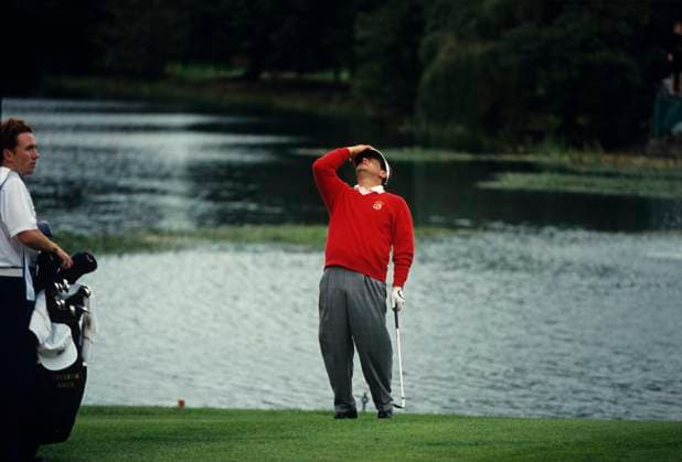 Archivbilder der Woche SPORT KW15 The Ryder Cup 1993 Costantino Rocca reacts after missing a chip on the 18th hole final day 930925 THE BELFRY. UK PHOTO MARK NEWCOMBE RYDER CUP 1993 Matches The 1993 Ryder Cup was held from September 24-26 at The Belfry in Sutton Coldfield, England. It was the 30th edition of the tournament, featuring Team USA against Team Europe in the biennial golf competition. The USA won 15 to 13, marking their last Ryder Cup victory Copyright: xMarkxNewcombex