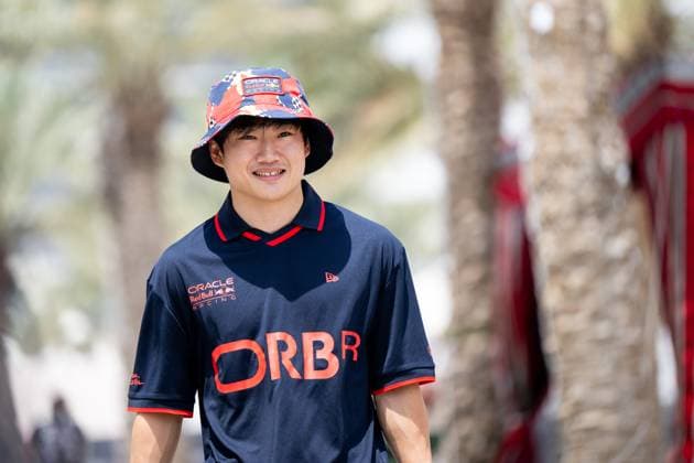 Yuki Tsunoda (Oracle Red Bull Racing, Japan, 22) mit Hut, BAH, Formel 1 Weltmeisterschaft, Gulf Air Grand Prix von Bahrain, Bahrain International Circuit, Ankunft der Fahrer, Saison 2025, 11.04.2025 BAH, Formel 1 Weltmeisterschaft, Gulf Air Grand Prix von Bahrain, Bahrain International Circuit, Ankunft der Fahrer, Saison 2025, 11.04.2025 Sakhir Copyright: xEibner-Pressefoto Memmlerx EP_MMR
