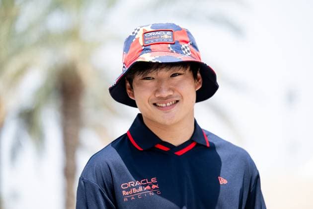 Yuki Tsunoda (Oracle Red Bull Racing, Japan, 22) mit Hut, BAH, Formel 1 Weltmeisterschaft, Gulf Air Grand Prix von Bahrain, Bahrain International Circuit, Ankunft der Fahrer, Saison 2025, 11.04.2025 BAH, Formel 1 Weltmeisterschaft, Gulf Air Grand Prix von Bahrain, Bahrain International Circuit, Ankunft der Fahrer, Saison 2025, 11.04.2025 Sakhir Copyright: xEibner-Pressefoto Memmlerx EP_MMR