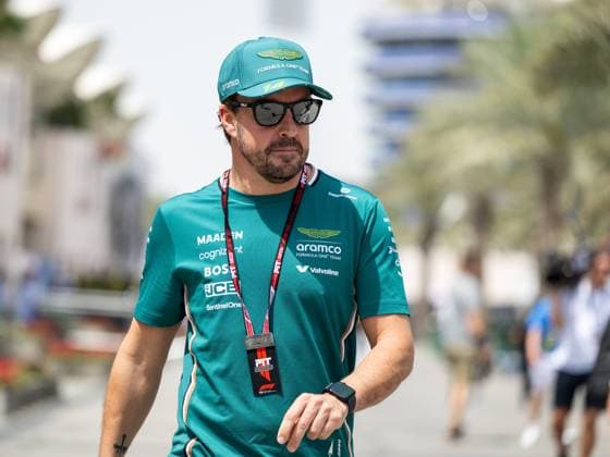 Fernando Alonso (Aston Martin Aramco F1 Team, Spanien, 14), BAH, Formel 1 Weltmeisterschaft, Gulf Air Grand Prix von Bahrain, Bahrain International Circuit, Ankunft der Fahrer, Saison 2025, 11.04.2025 BAH, Formel 1 Weltmeisterschaft, Gulf Air Grand Prix von Bahrain, Bahrain International Circuit, Ankunft der Fahrer, Saison 2025, 11.04.2025 Sakhir Copyright: xEibner-Pressefoto Memmlerx EP_MMR
