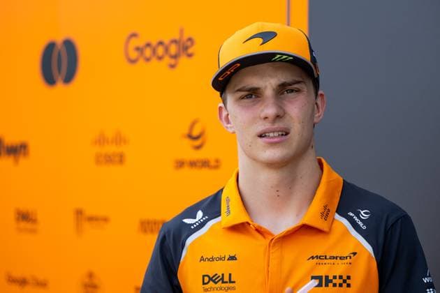 Oscar Piastri (McLaren Formula 1 Team, Australien, 81), BAH, Formel 1 Weltmeisterschaft, Gulf Air Grand Prix von Bahrain, Bahrain International Circuit, Ankunft der Fahrer, Saison 2025, 11.04.2025 BAH, Formel 1 Weltmeisterschaft, Gulf Air Grand Prix von Bahrain, Bahrain International Circuit, Ankunft der Fahrer, Saison 2025, 11.04.2025 Sakhir Copyright: xEibner-Pressefoto Memmlerx EP_MMR