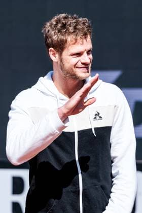 BMW Open München ATP, Tennis Herren 500: Eröffnungspressekonferenz; 11.04.2025 Yannick Hanfmann (Deutschland) winkt BMW Open by Bitpanda München ATP 500: Eröffnungspressekonferenz, München, MTTC Iphitos am 11.04.2025 Copyright: xBEAUTIFULxSPORTS Wunderlx