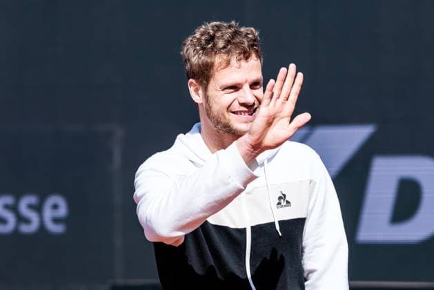 BMW Open München ATP, Tennis Herren 500: Eröffnungspressekonferenz; 11.04.2025 Yannick Hanfmann (Deutschland) winkt BMW Open by Bitpanda München ATP 500: Eröffnungspressekonferenz, München, MTTC Iphitos am 11.04.2025 Copyright: xBEAUTIFULxSPORTS Wunderlx