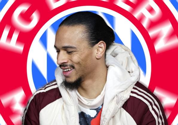 ! ACHTUNG FOTOMONTAGE ! Hier im Bild Leroy Sane (FC Bayern München), dessen Vertrag möglicherweise vor einer Verlängerung steht, der Verein hat ihm angeblich ein offizielles Angebot unterbreitet, im Hintergrund das Logo welches dynamisch verwischt wurde