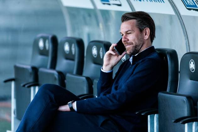 2. Fußball Bundesliga: SpVgg Greuther Fürth - 1. FC Köln; 11.04.2025 Thomas Kessler (1. FC Köln Leiter der Lizenzspielerabteilung) telefoniert lächelnd auf der Bank 2. Fußball Bundesliga, SpVgg Greuther Fürth - 1. FC Köln, Fürth, Sportpark Ronhof Thomas Sommer am 11.04.2025 DFL REGULATIONS PROHIBIT ANY USE OF PHOTOGRAPHS AS IMAGE SEQUENCES AND OR QUASI-VIDEO.