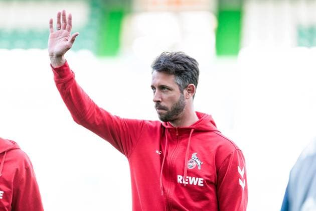 2. Fußball Bundesliga: SpVgg Greuther Fürth - 1. FC Köln; 11.04.2025 Mark Uth (1. FC Köln, 13) winkt während der Platzbegehung 2. Fußball Bundesliga, SpVgg Greuther Fürth - 1. FC Köln, Fürth, Sportpark Ronhof Thomas Sommer am 11.04.2025 DFL REGULATIONS PROHIBIT ANY USE OF PHOTOGRAPHS AS IMAGE SEQUENCES AND OR QUASI-VIDEO.