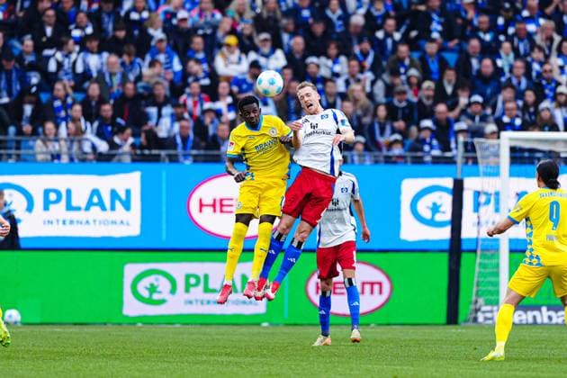 Sport Bilder des Tages Kopfballduell Luftzweikampf Richmond Tachie (Eintracht Braunschweig, 29), Sebastian Schonlau (Hamburger SV, 04) GER, Hamburger SV vs. Eintracht Braunschweig, Fussball, 2. Bundesliga, Spieltag 29, Saison 2024 2025, 11.04.2025 DFL REGULATIONS PROHIBIT ANY USE OF PHOTOGRAPHS AS IMAGE SEQUENCES AND OR QUASI-VIDEO GER, Hamburger SV vs. Eintracht Braunschweig, Fussball, 2. Bundesliga, Spieltag 29, Saison 2024 2025, 11.04.2025 Hamburg *** Header duel aerial duel Richmond Tachie Eintracht Braunschweig, 29 , Sebastian Schonlau Hamburger SV, 04 GER, Hamburger SV vs Eintracht Braunschweig, Football, 2 Bundesliga, Matchday 29, Season 2024 2025, 11 04 2025 DFL REGULATES PROHIBIT ANY USE OF PHOTOGRAPHS AS IMAGE SEQUENCES AND OR QUASI VIDEO GER, Hamburger SV vs Eintracht Braunschweig, Football, 2 Bundesliga, Matchday 29, Season 2024 2025, 11 04 2025 Hamburg Copyright: xEibner-Pressefoto MarcelxvonxFehrnx EP_MFN