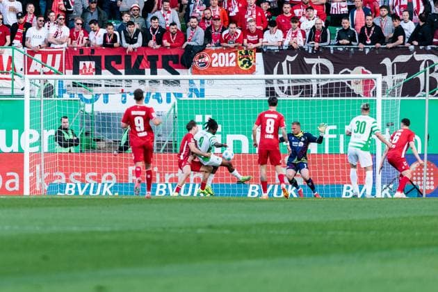 2. Fußball Bundesliga: SpVgg Greuther Fürth - 1. FC Köln; 11.04.2025 Noel Futkeu (SpVgg Greuther Fürth, 9) schießt das 1:0 2. Fußball Bundesliga, SpVgg Greuther Fürth - 1. FC Köln, Fürth, Sportpark Ronhof Thomas Sommer am 11.04.2025 DFL REGULATIONS PROHIBIT ANY USE OF PHOTOGRAPHS AS IMAGE SEQUENCES AND OR QUASI-VIDEO.