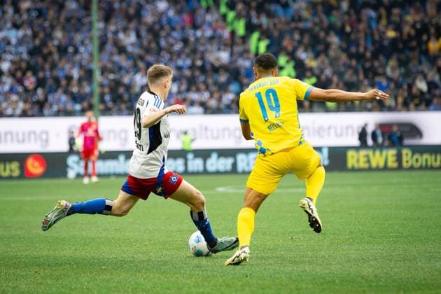 Fußball I Herren I Saison 2024-2025 I 2. Bundesliga I 29. Spieltag I Hamburger SV - Eintracht Braunschweig I 11.04.2025 Emir Sahiti (29, Hamburger SV) gegen Leon Bell Bell (19, Eintracht Braunschweig). Hamburg Volksparkstadion Hamburg Deutschland